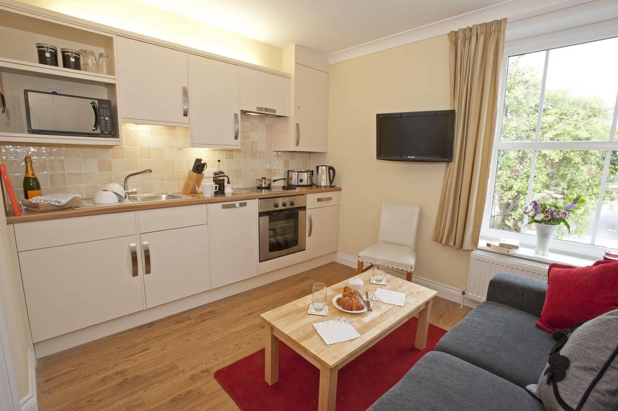 Peartree Serviced Apartments Salisbury Exteriér fotografie